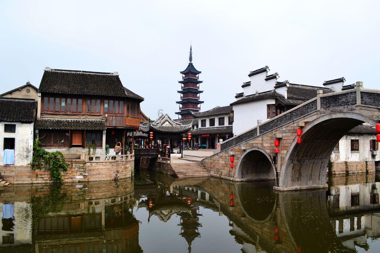 此陵园有座特殊烈士墓，战友坚持为他扫墓，凭吊人员来此都会驻足