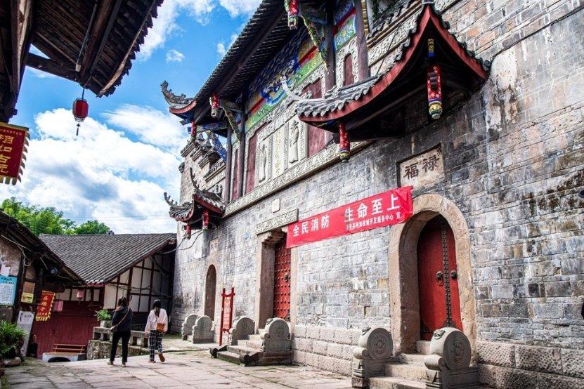 始建于公元366年的莫高窟,坐落于河西走廊西部的尽头